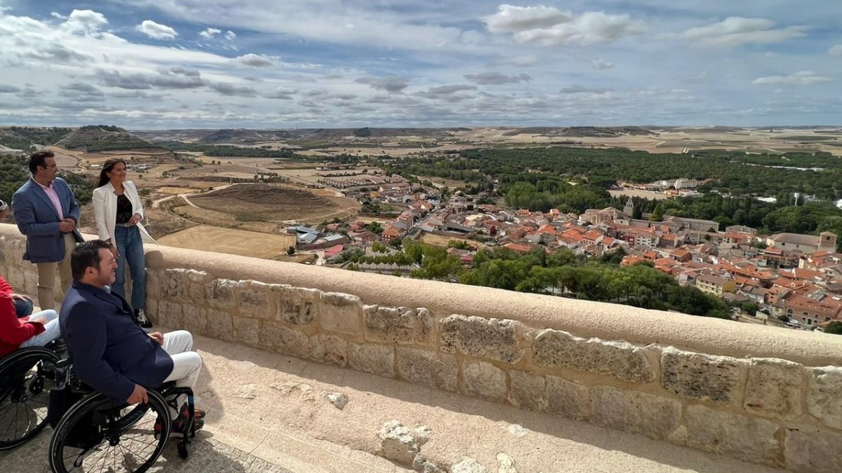 Francisco Sardón, presidente de la plataforma, visita la nueva remodelación del Castillo de Peñafiel. E.M.