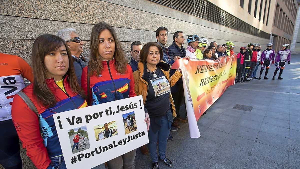 Concentración de apoyo a la memoria de Jesús Negro a las puertas del juzgado. J.M. LOSTAU