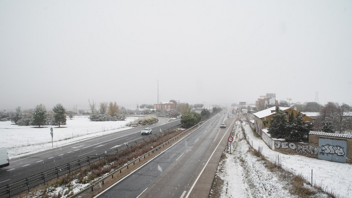Nieve en la A-62 en el término municipal de Geria.- ICAL