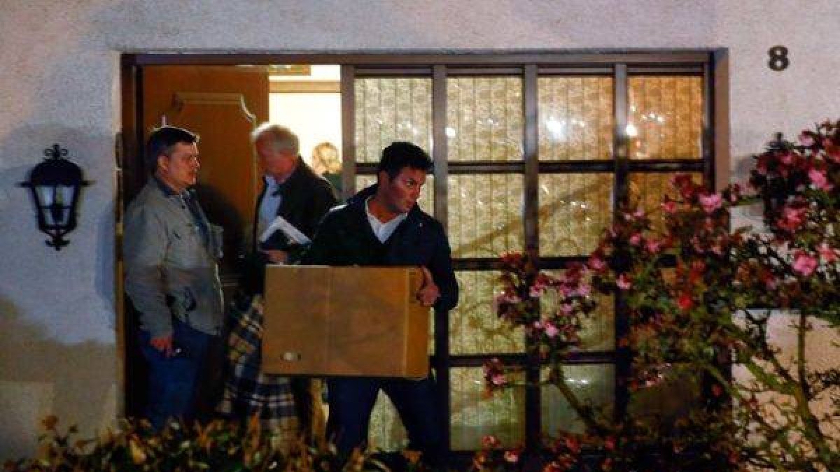 Agentes de policías sacan cajas con pertenencias del copiloto Andreas Lubitz de casa de sus padres, en la localidad de Montabaur, anoche.-Foto: KAI PFAFFENBACH / REUTERS