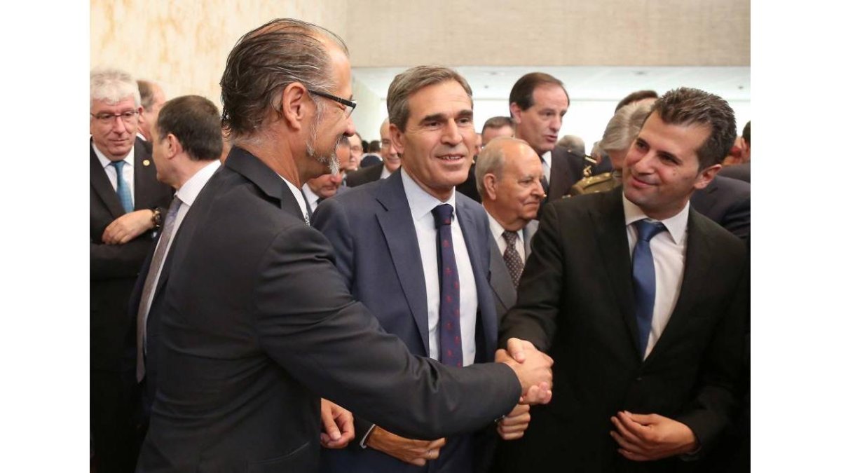 Acto de toma de posesión de Juan Vicente Herrera como presidente de la Junta de Castilla y León. El portavoz de Ciudadanos, Luis Fuentes, el procurador popular, JUan José Sanz Vitorio; y el portavoz socialista, Luis Tudanca, asisten a la toma de posesión-Ical
