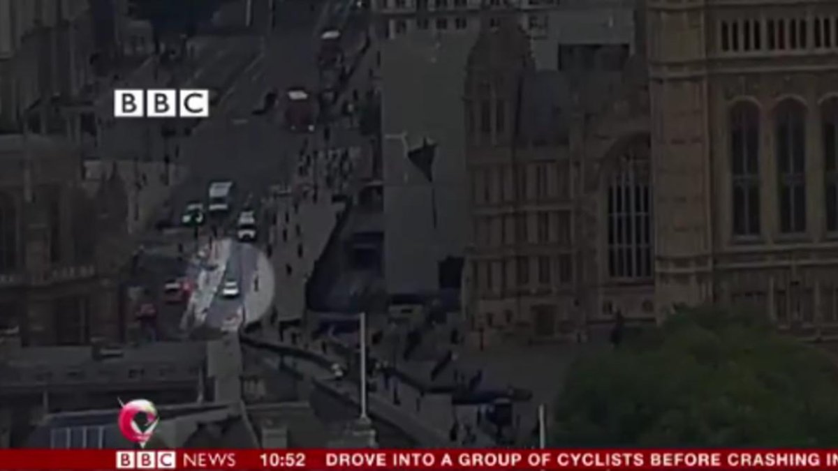 Imagen del vídeo en el que aparece el coche que ha atacado el Parlamento británico.-BBC