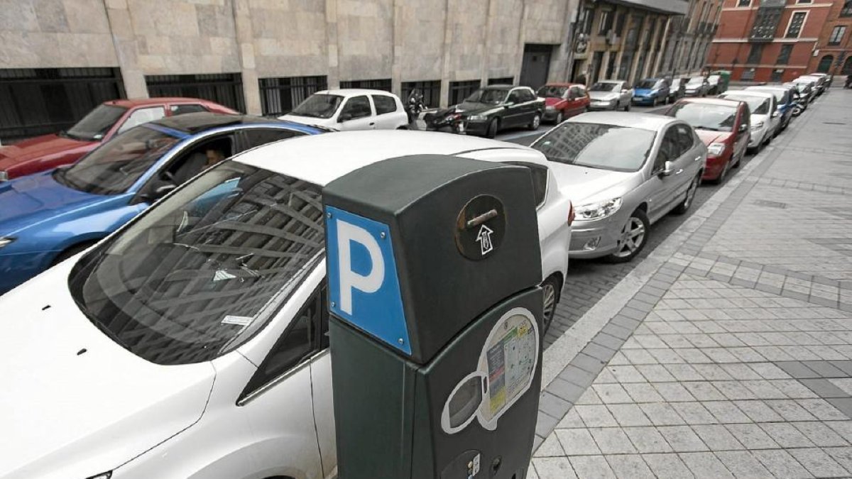 Una de las calles de la ciudad que ya cuenta con estacionamiento regulado.-E. M.