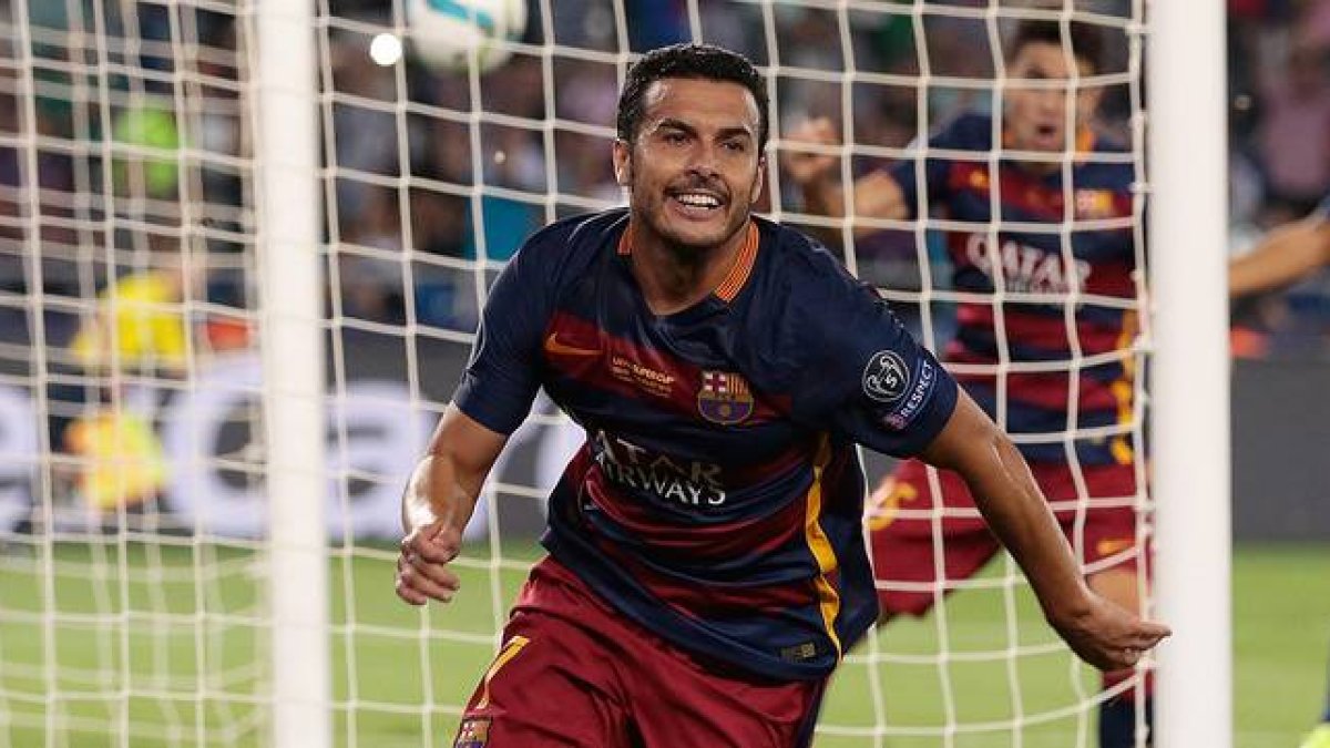 Pedro, eufórico tras marcar ante el Sevilla el gol que ha dado la Supercopa de Europa al Barça.-AP / IVAN SEKRETAREV