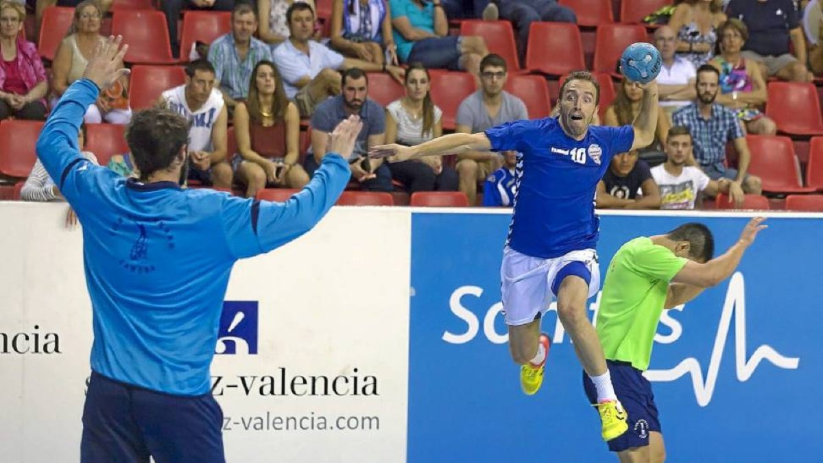 Fernando Hernández (autor de nueve goles) se eleva para lanzar a portería.-Pablo Requejo