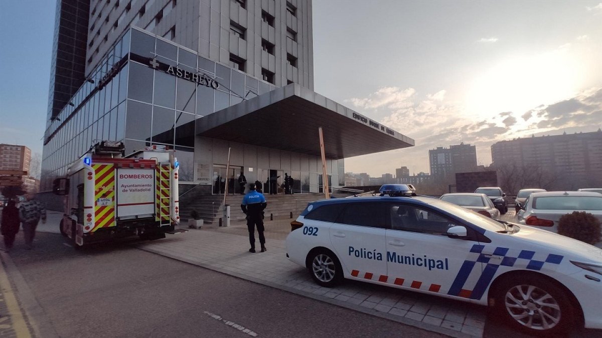 Policía y bomberos en el Duque de Lerma / E.M.