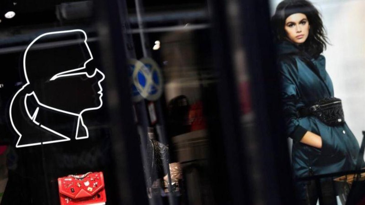 El perfil de Karl Lagerfeld, en una tienda de Berlín, este miércoles.-AFP