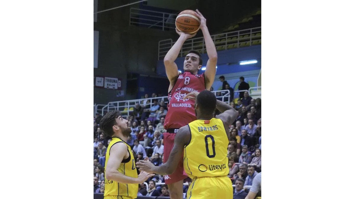 Álex Reyes lanza liberado uno de los cuatro triples que logró en el primer cuarto ayer contra el Canoe.-M. Á. SANTOS