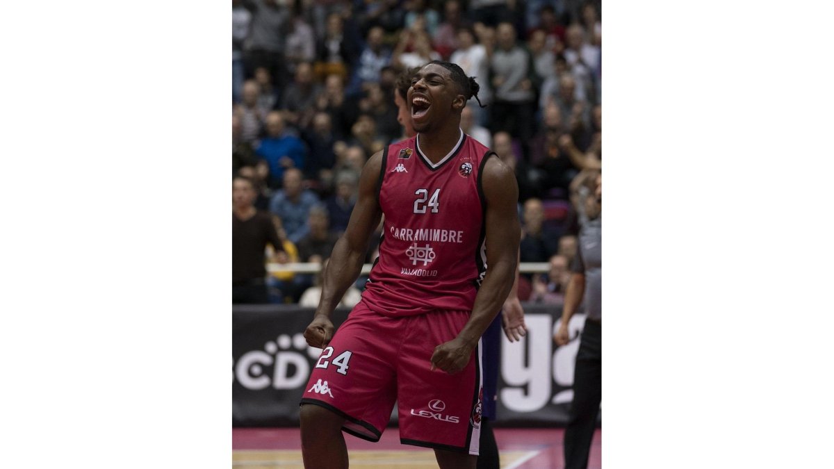 Frank Bartley celebra una canasta durante el derbi ante el Chocolates Trapa Palencia.-J. C. CASTILLO