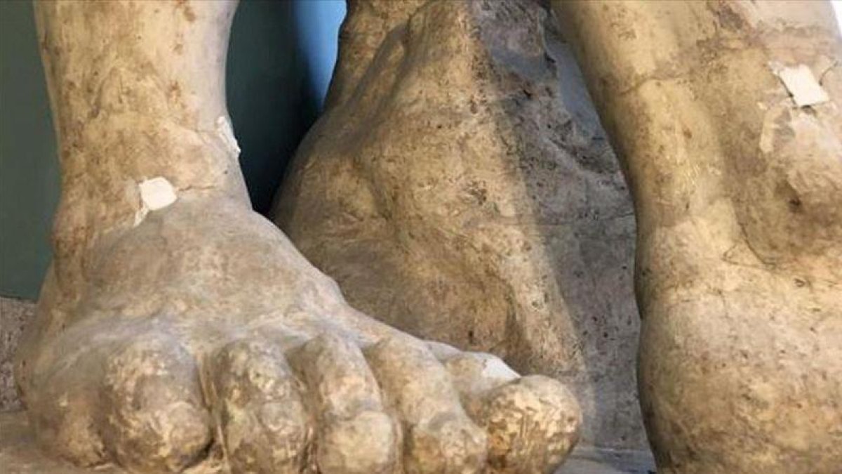 Los pies con grietas del Hércules Farnese de la Academia de Bellas Artes de San Fernando.-REAL ACADEMIA DE BELLAS ARTES
