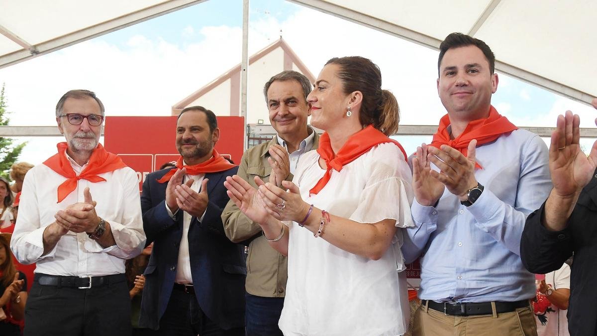 Fiesta de la Rosa. En la imagen El secretario de Organización del PSOE y ministro de Fomento, José Luis Ábalos; el expresidente del Gobierno José Luis Rodríguez Zapatero; la vicesecretaria general del PSCyL y delegada del Gobierno, Virginia Barcones-ICAL
