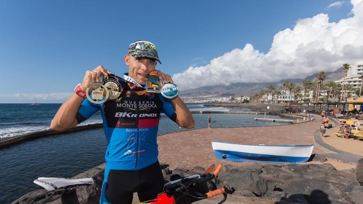 José Antonio Arranz posa con sus medallas de finisher en Hawaii.-E. M.