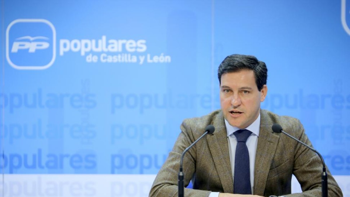 El presidente del Comité Organizador del 13 Congreso del PP de Castilla y León, Raúl de la Hoz, informa del contenido de su primera reunión-ICAL