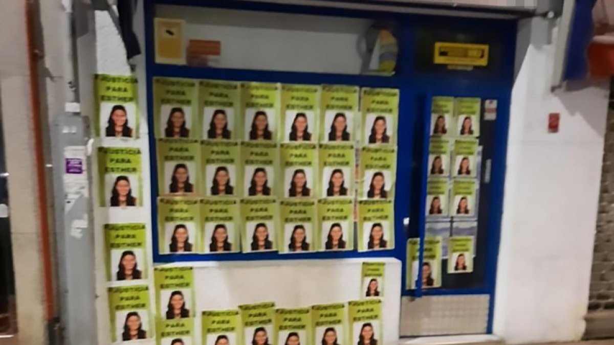 Negocio de Traspinedo empapelado de carteles con la cara de Esther.- E.M.