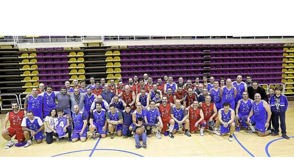 Foto de familia de los Amigos de Lalo ante los Amigos de Hermosilla ayer sobre el parquet del Pisuerga. .-J. M. LOSTAU