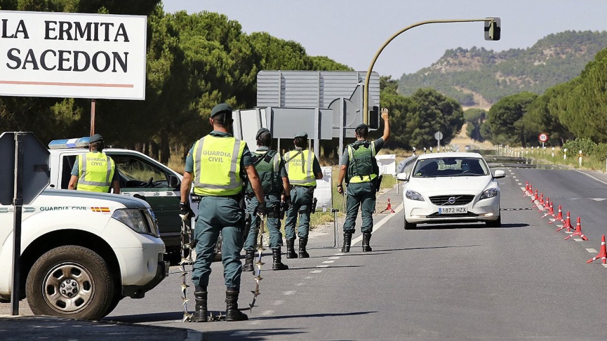 Controles de acceso a los municipios de Íscar y Pedrajas de San Esteban por parte de la Guardia Civil. MIGUEL ÁNGEL SANTOS - PHOTOGENIC