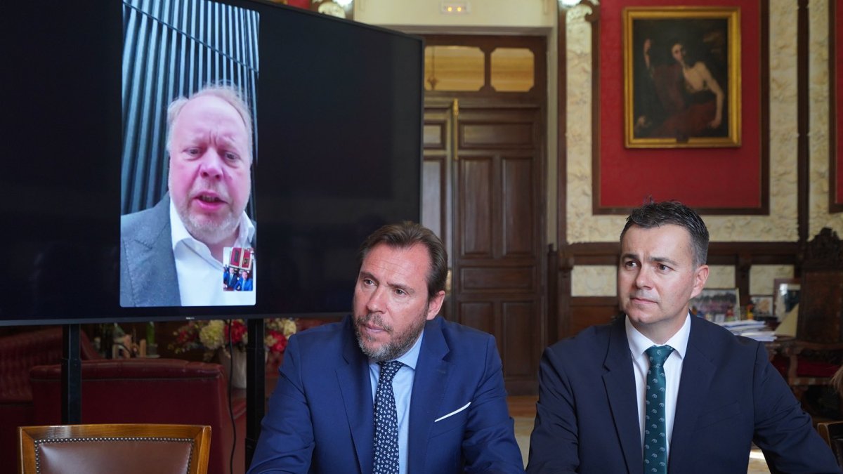 El alcalde de Valladolid, Óscar Puente, y el ministro de Industria, Héctor Gómez, mantienen una reunión con Andy Palmer. AYUNTAMIENTO VALLADOLID