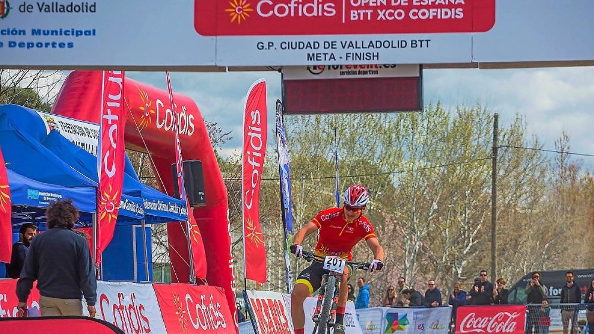 Anton Sintsov cruza la línea de meta de Las Contiendas en primer lugar.-EL MUNDO