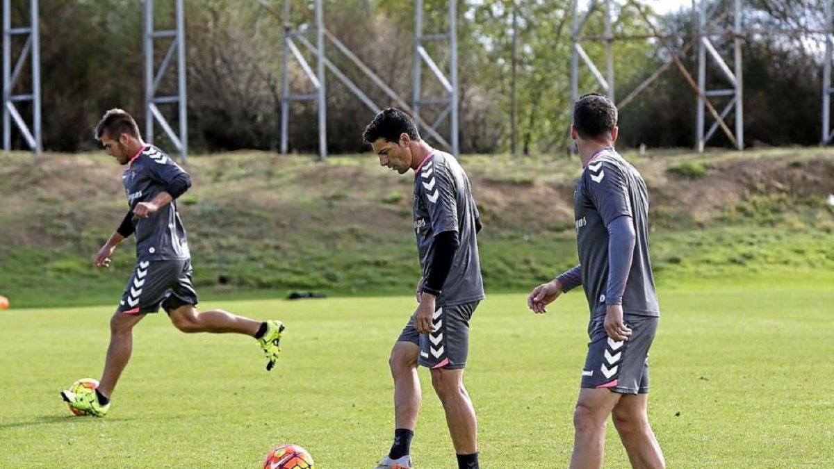 Óscar, en el centro, se dispone a chutar durante el entrenamiento de ayer.-Balcaza