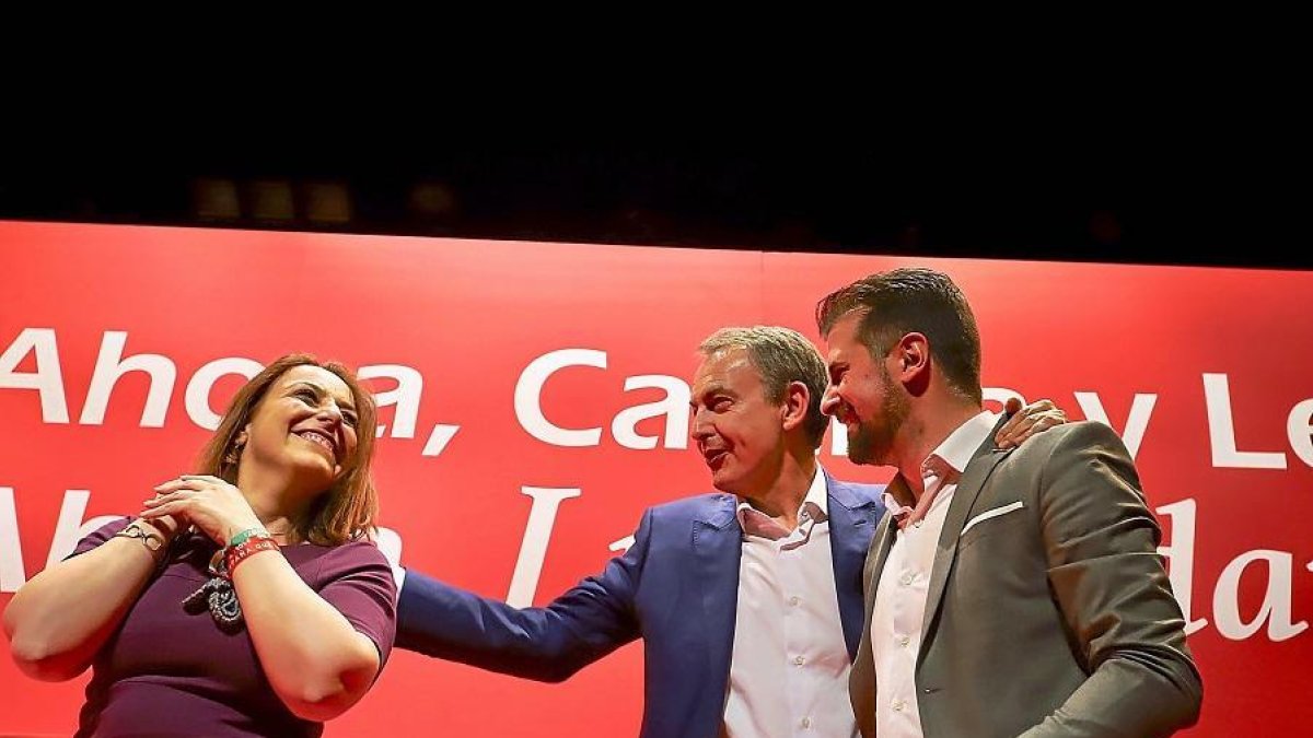 José Luis Rodríguez Zapatero y Luis Tudanca, con Miriam Andrés, en el mitin celebrado en la capital palentina.-ICAL