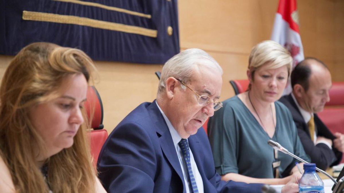 El presidente del Consejo de Cuentas de Castilla y León, Jesús Encabo, comparece ante la Comisión de Economía y Hacienda de las Cortes.-ICAL