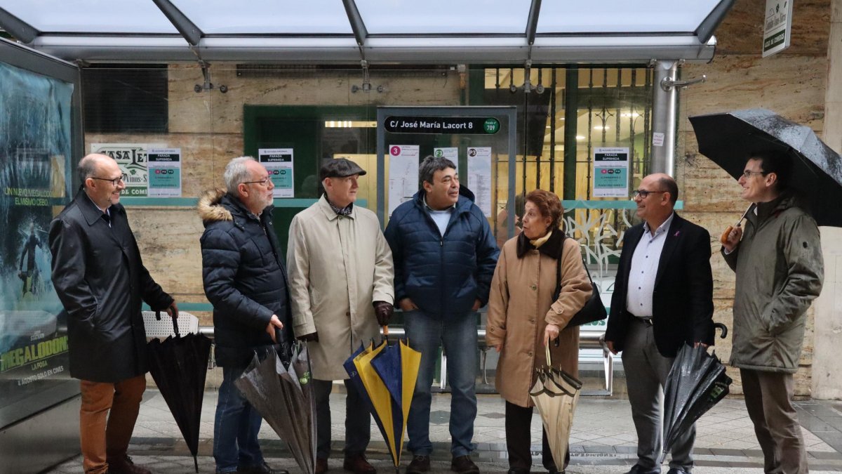 El PSOE junto con vecinos en la parada bus de Jose Maria Lacort.- E.M.
