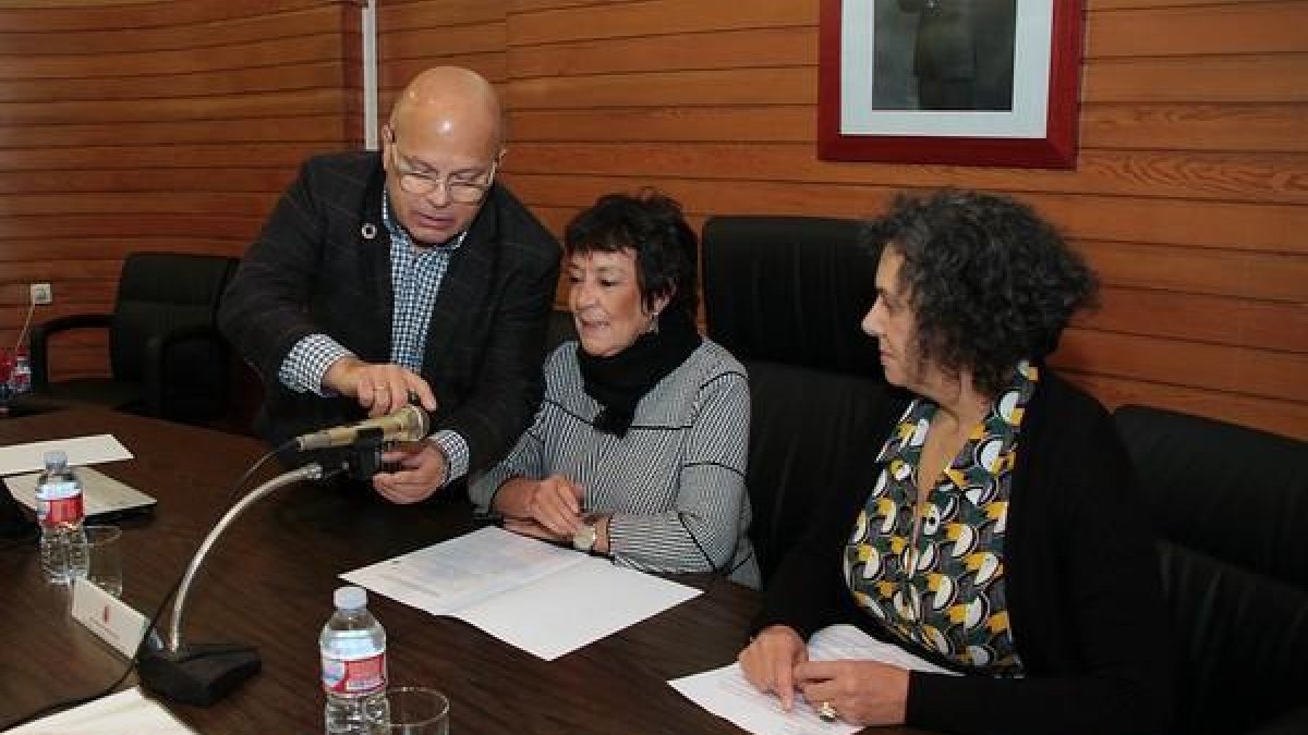 La delegada del Gobierno en Castilla y León, Mercedes Martín, acompañada por la presidenta de APFCYL, Ana Gaitero y por el subdelegado del Gobierno en León, Faustino Sánchez.-PEIO GARCÍA ICAL