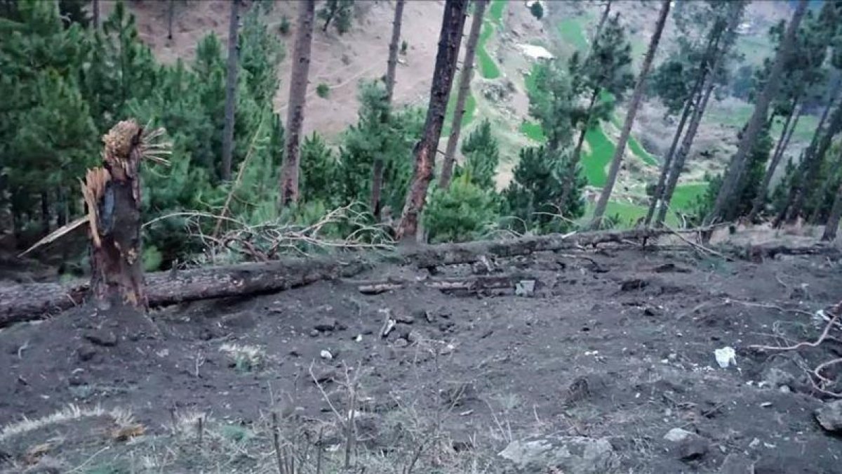 Paisaje devastado tras el bombardeo indio en la Cachemira paquistaní.-AFP