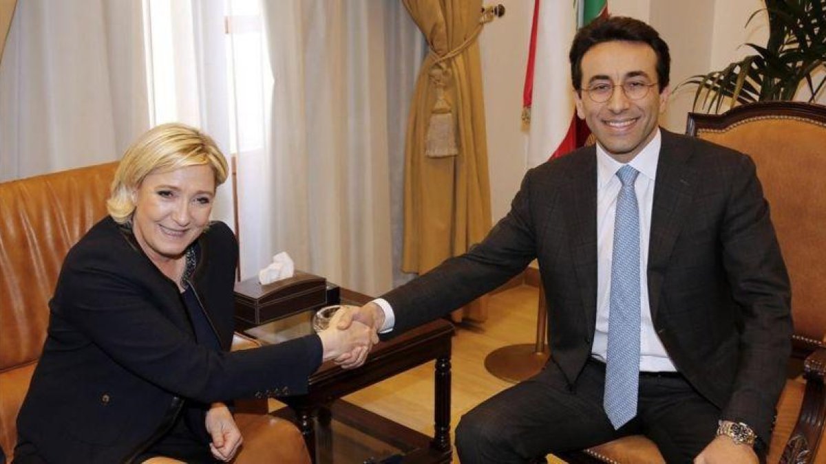 El gobernador de Beirut, Ziad Shabib, estrecha la mano a la líder de la ultraderecha francesa, Marine Le Pen.-NABIL MOUNZER