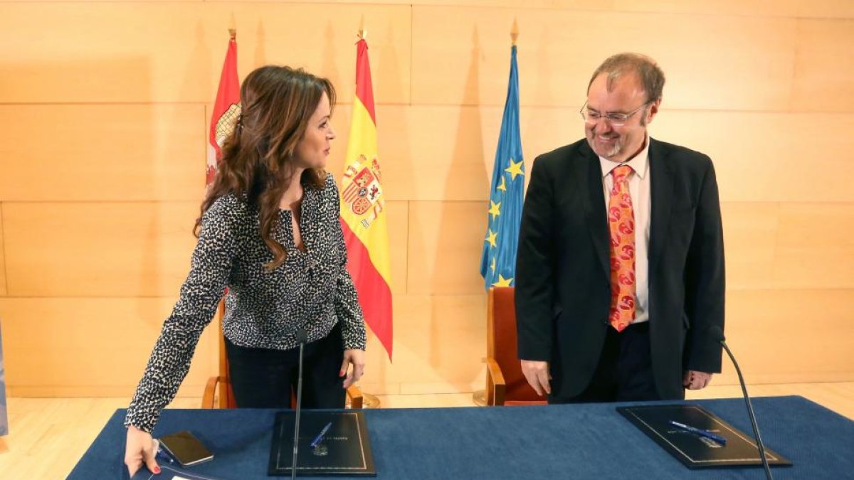 El consejero de Educación, Fernando Rey, y la presidenta de las Cortes de Castilla y León y de la Fundación Villalar, Silvia Clemente, firman un convenio para fomentar la conciencia democrática y los valores del parlamentarismo entre el alumnado de la Com-ICAL