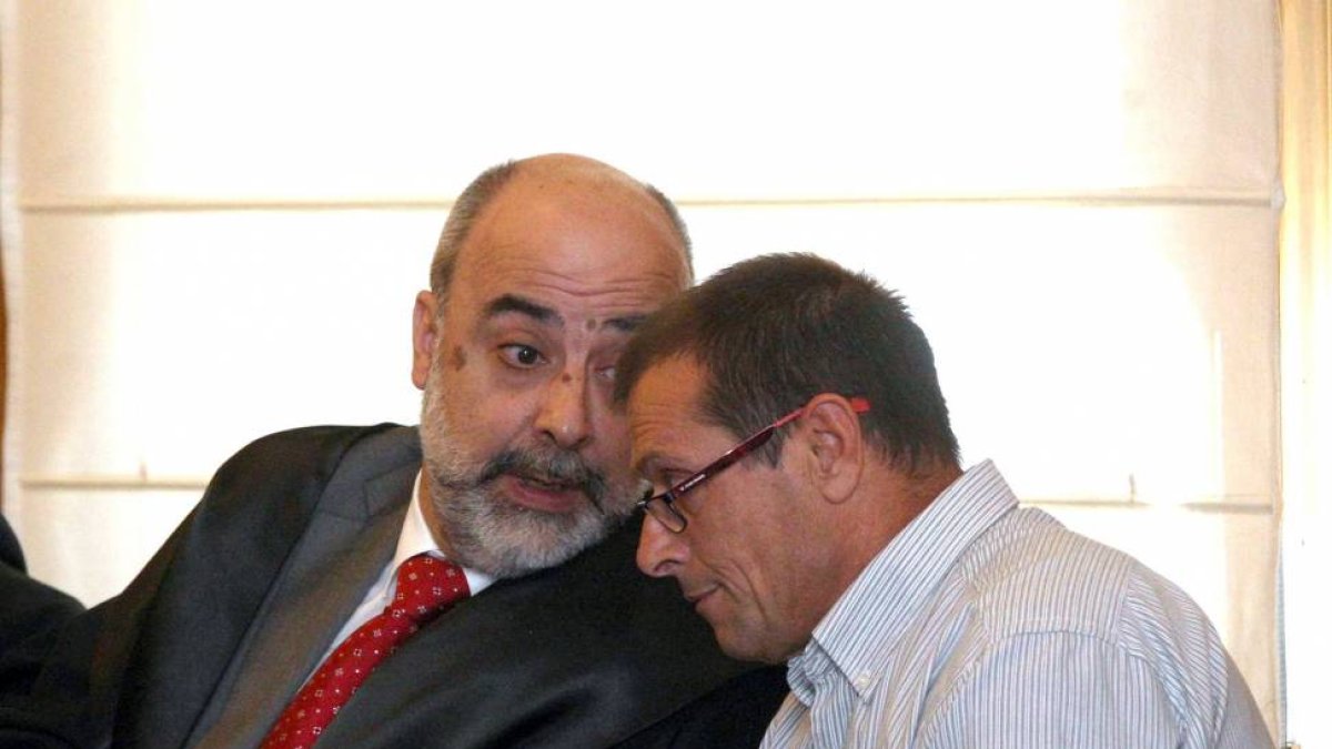 Domingo M.R. y su abogado en la primera sesión del juicio-Ical