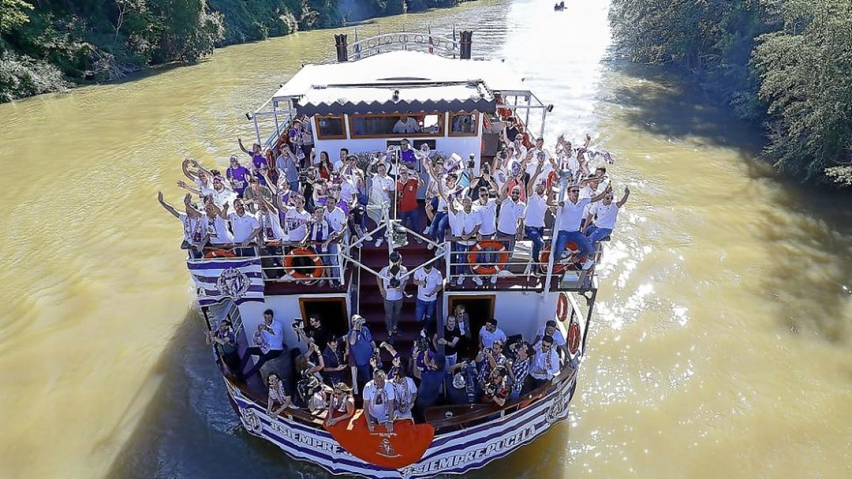 La familia delRealValladolid navega en la Leyenda delPisuerga las aguas del río durante la celebración del ascenso.-J.M.LOSTAU