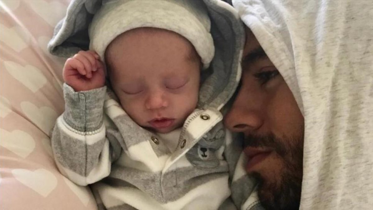 Enrique Iglesias posa con uno de sus mellizos en Instagram.-PERIODICO (INSTAGRAM)