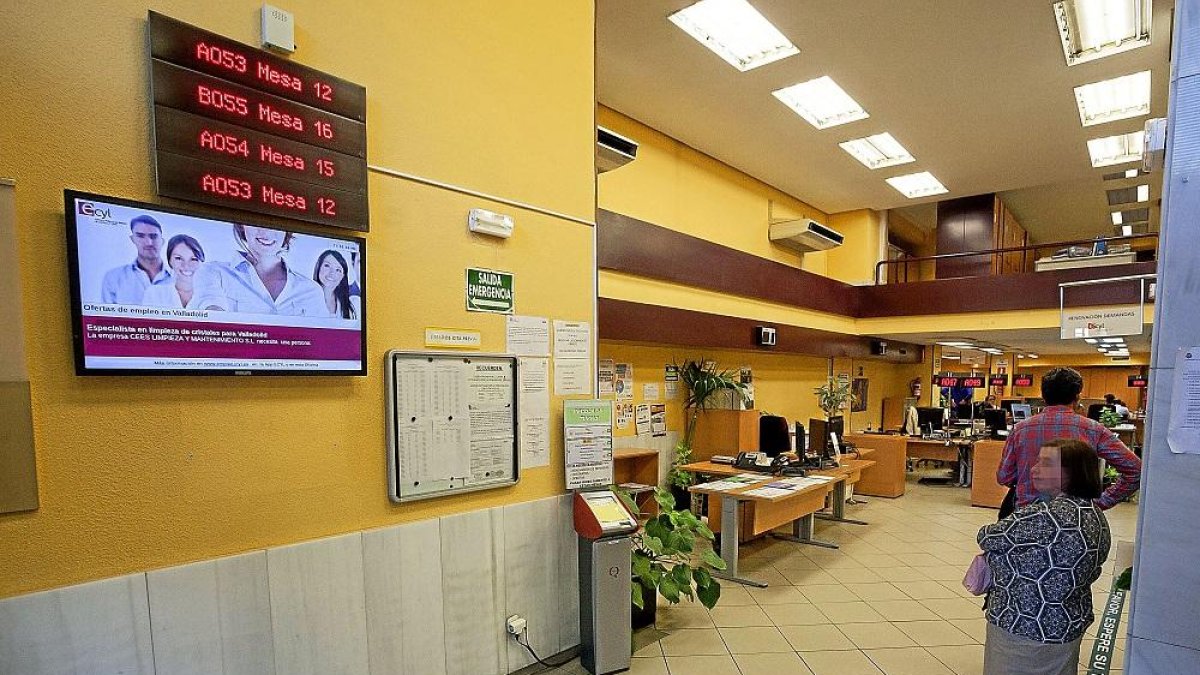 Interior de la oficina del Ecyl en Poniente.-PABLO REQUEJO