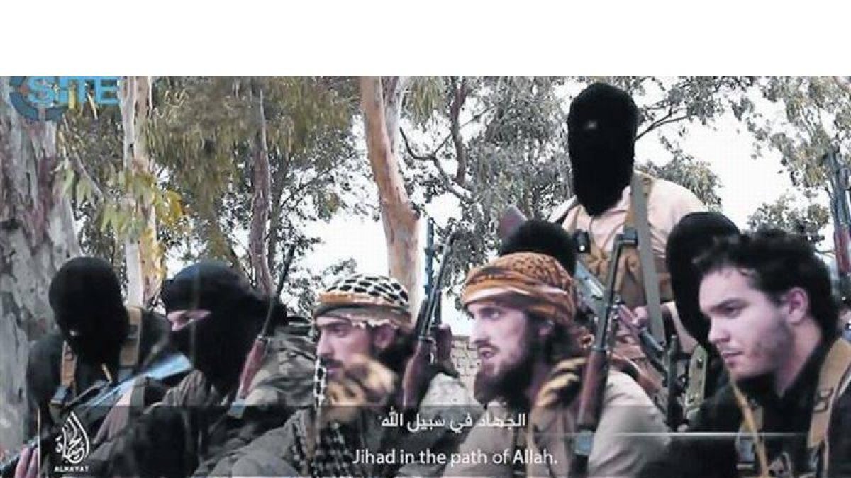 Imagen captada de un vídeo que muestra a tres franceses entre otros miembros del Estado Islámico.-Foto: FRANCE PRESS