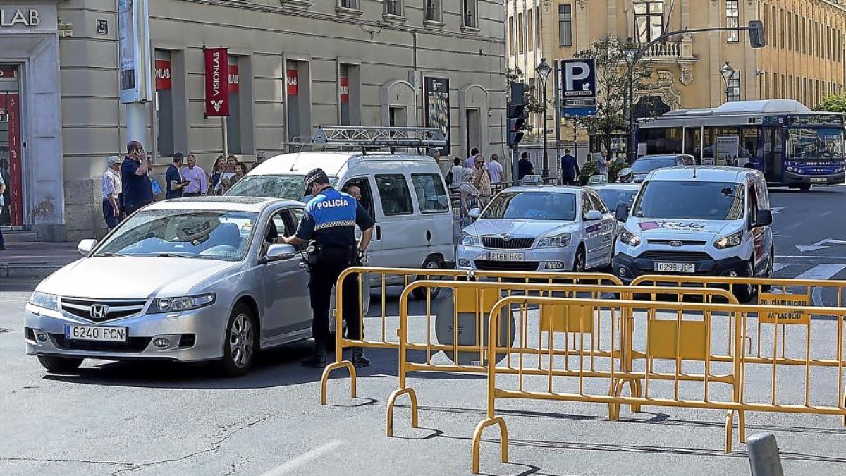 Corte del tráfico a la altura de la plaza de España por contaminación.-E. M.