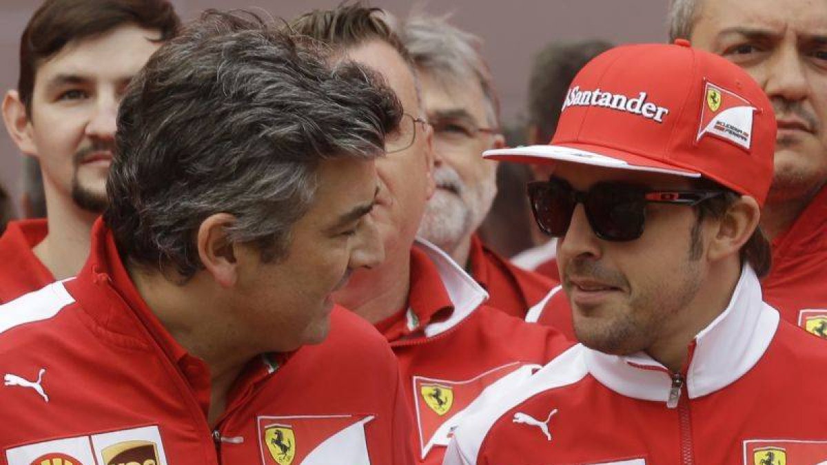 Fernando Alonso, a la derecha, conversa con el italiano Marco Mattiacci, nuevo jefe de la escuderia Ferrari, en el Circuit de Catalunya.-Foto: AP / LUCA BRUNO