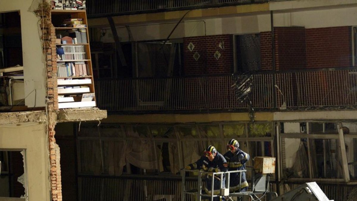 Los bomberos trabajan tras la explosión que tuvo lugar hace 11 años.-ICAL
