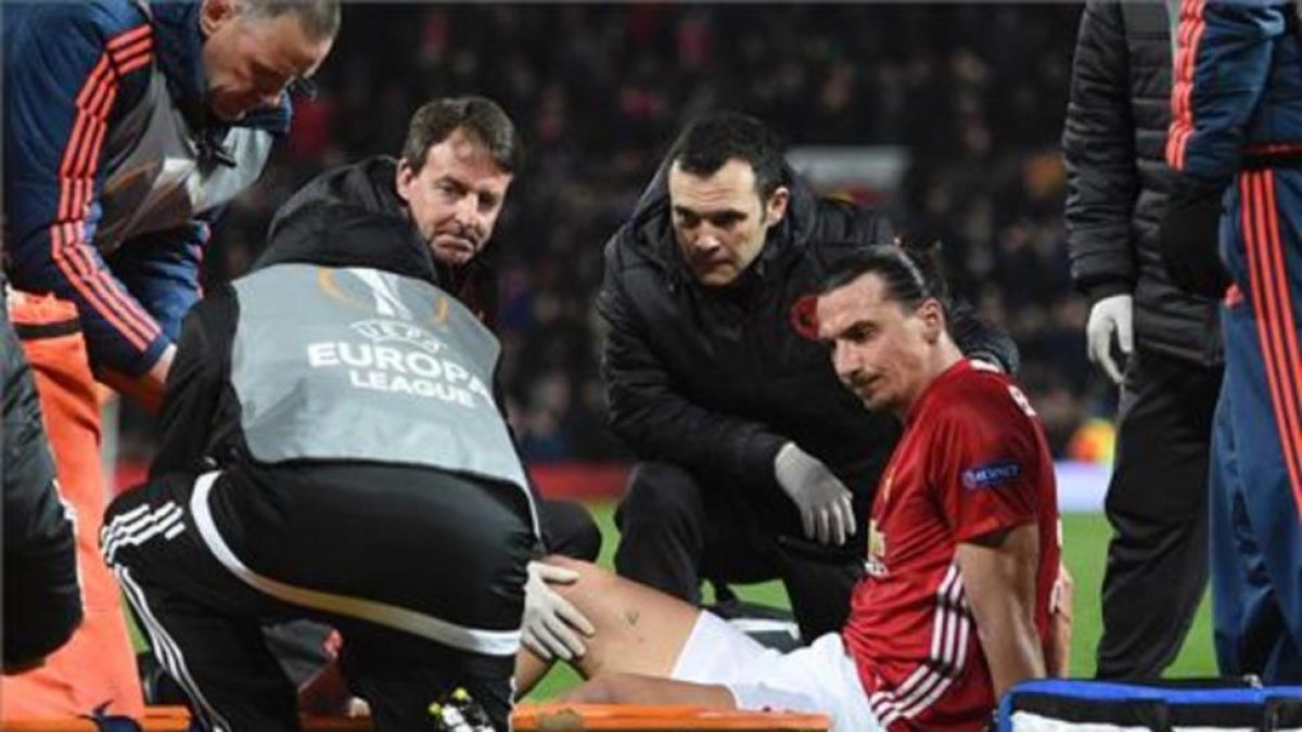 Zlatan Ibrahimovic, retirado en camilla-AFP / OLI SCARFF