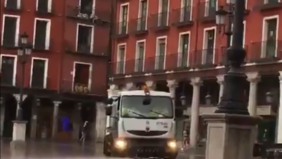 Puente defiende el trabajo del vehículo de limpieza en la Plaza Mayor-TWITTER