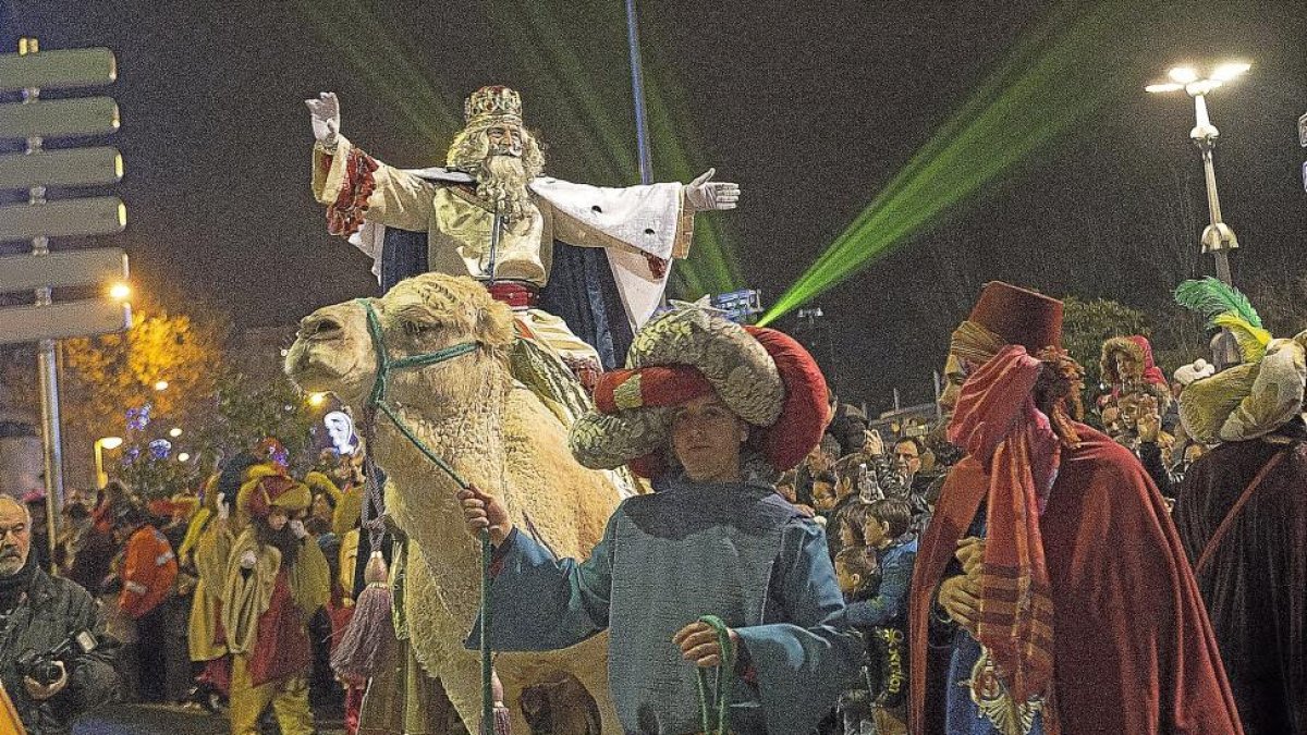 El rey Melchor saluda a los niños que se citaron el año pasado en la cabalgata de Zamora.-ICAL