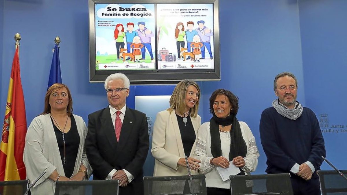 La consejera, Alicia García, con el presidente de Cruz Roja, José Varela, Nieves Jiménez y la familia acogedora.-ICAL