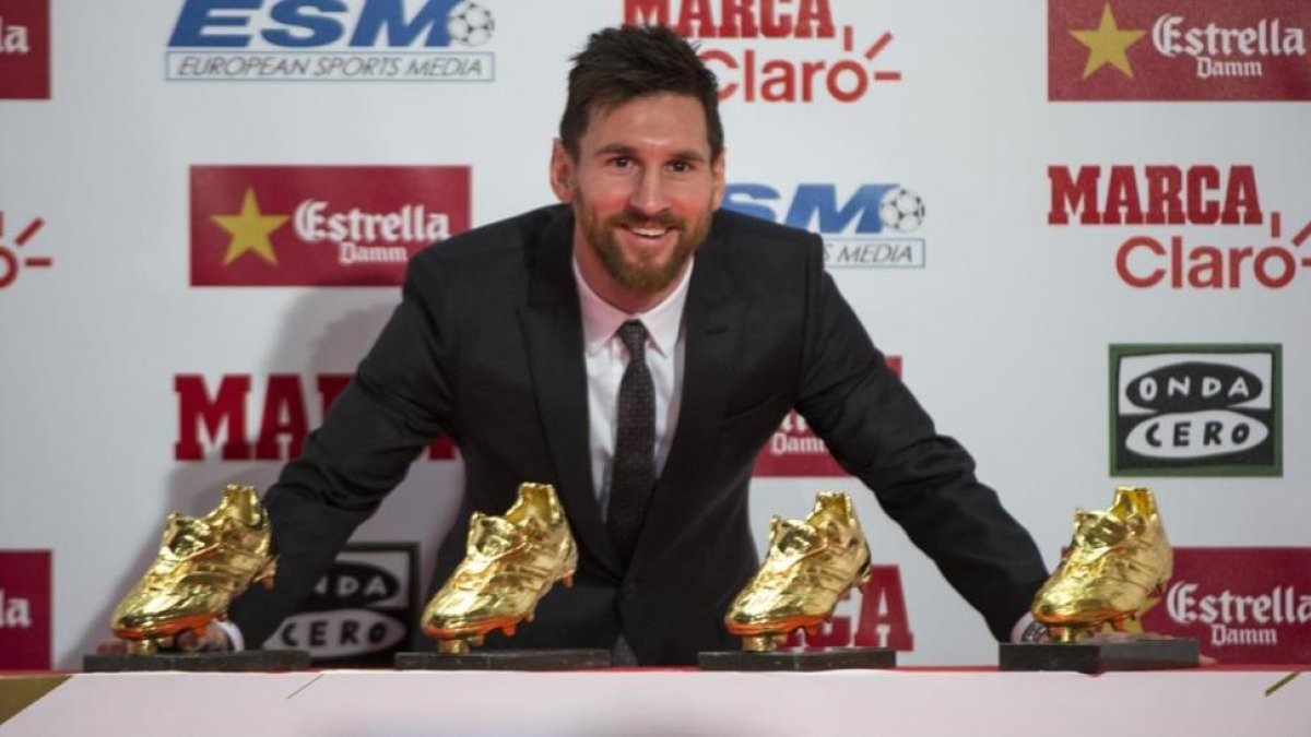 Leo Messi posa con sus cuatro Botas de oro.-JORDI COTRINA