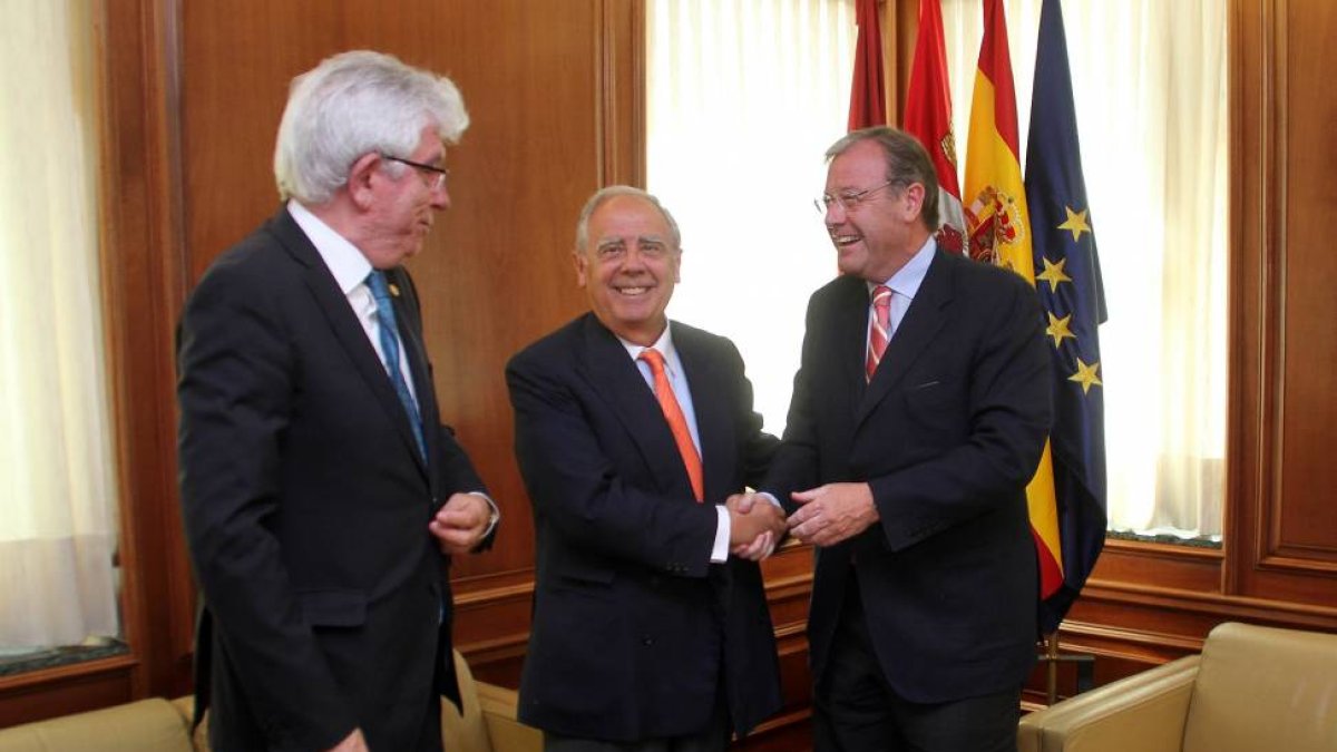 El alcalde de León, Antonio Silván (D), se reúne con el cónsul honorario de España en Washington, Luis Fernando Esteban Bernáldez (C), y el rector de la Universidad de León, José Ángel Hermida (I).-ICAL