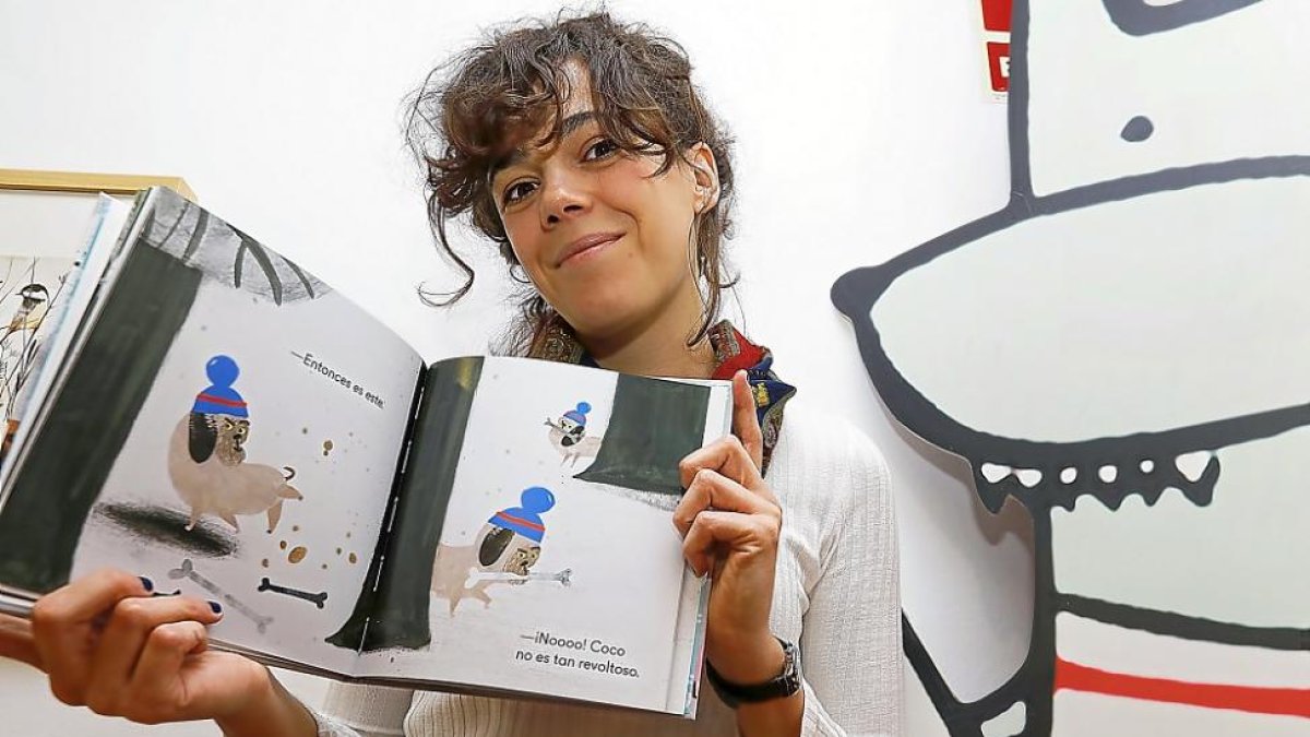 La ilustradora vallisoletana Cinta Arribas con uno de sus trabajos.-J. M. LOSTAU