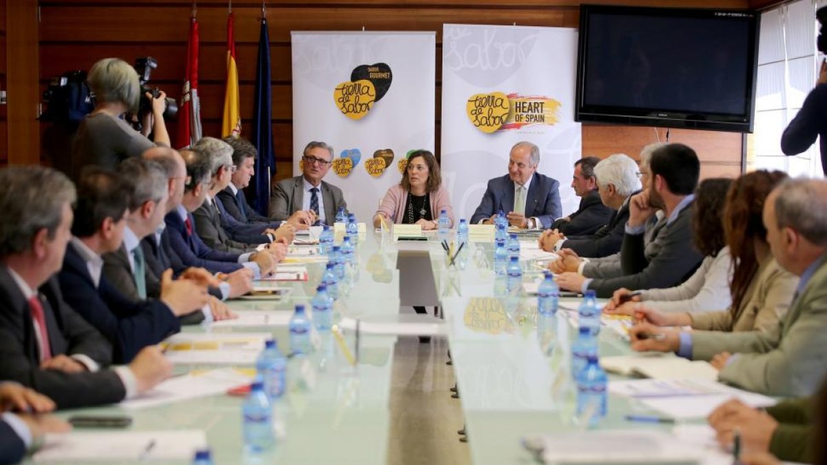 La consejera de Agricultura y Ganadería, Milagros Marcos, preside la constitución de la Mesa del Sabor.-ICAL