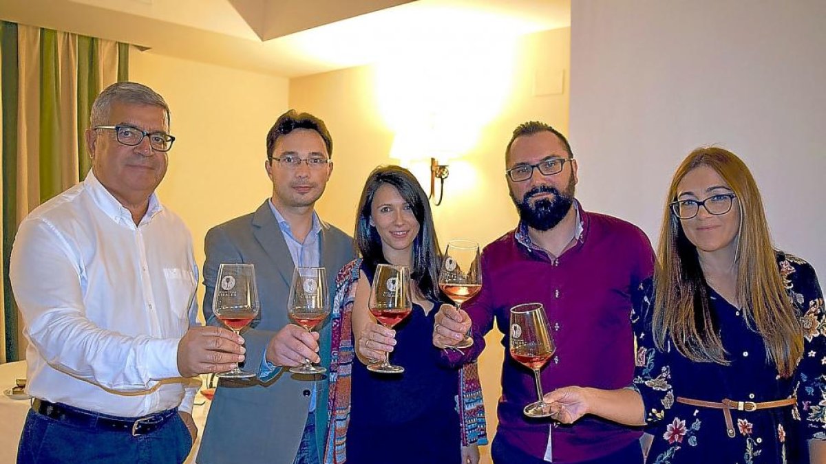 Feijóo, Abal, Martínez, Jesús Pilar y Padin brindan en Cambados con vinos de Cigales.-E. M.