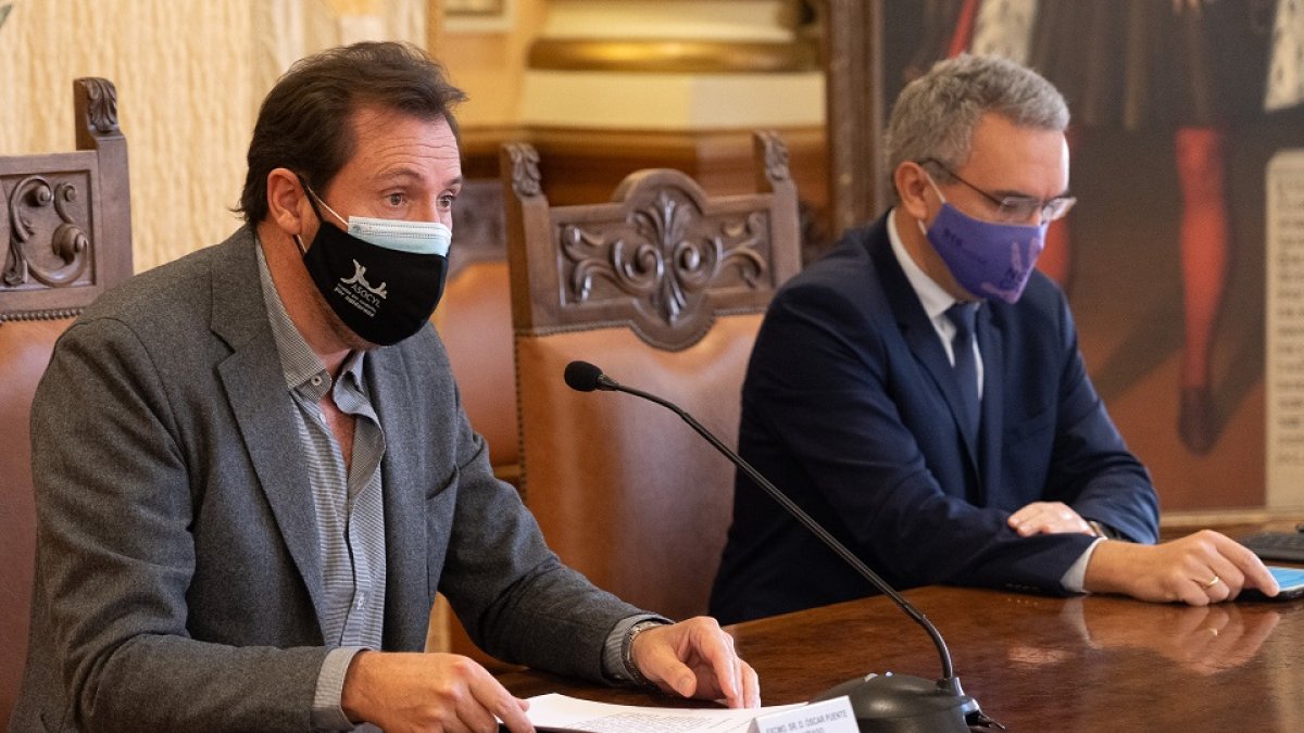 El alcalde Óscar Puente preside la firma del Protocolo de colaboración de la Policía Municipal en el Sistema de Seguimiento Integral de los casos de Violencia de Ge?nero, con el delegado del Gobierno en Castilla y León, Javier Izquierdo.- ICAL