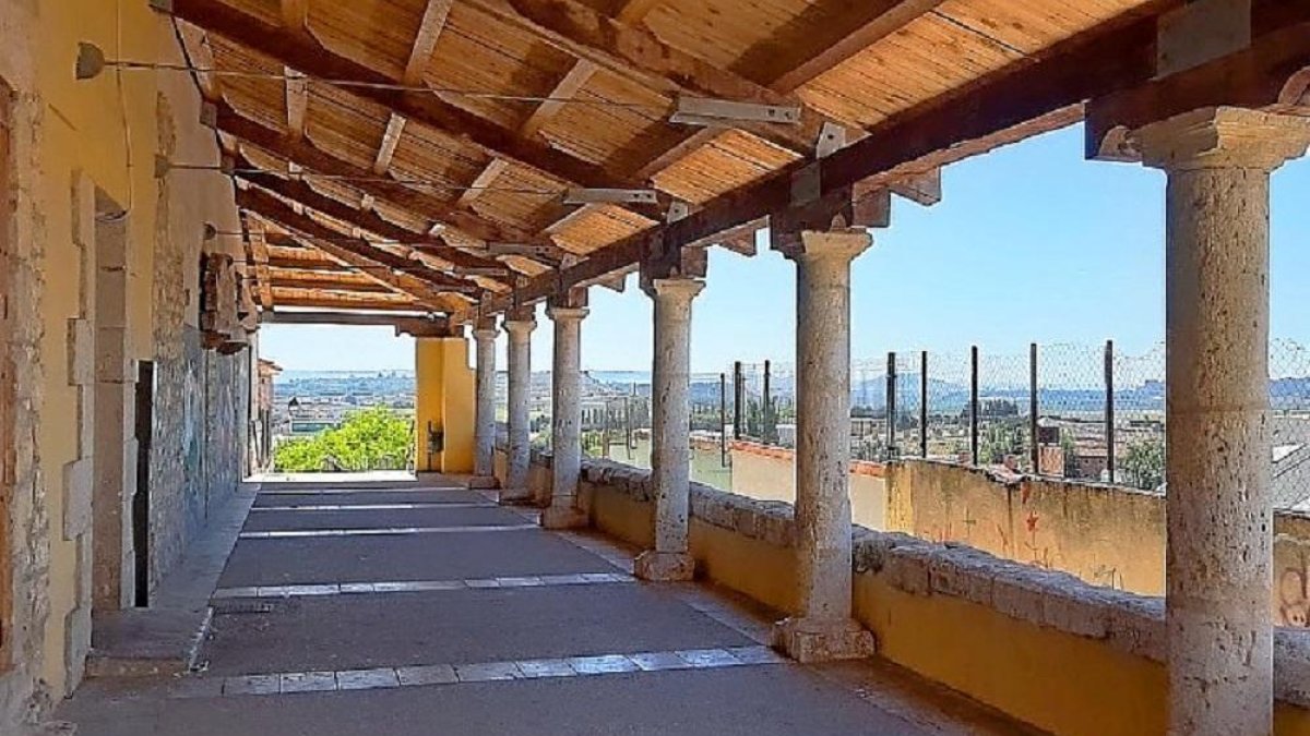 Soportales del exterior de la iglesia de San Pedro Apóstol, en Zaratán.-E. M.