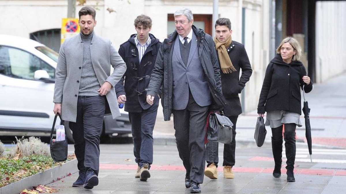 De izquierda a derecha, ‘Viti’, ‘Lucho’ y Raúl Calvo; ayer, junto a los abogados Rafael Uriarte y Olga Navarro.-ISRAEL L. MURILLO